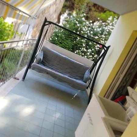 Appartamento Nancy House seconda fila mare una terrazza sul giardino