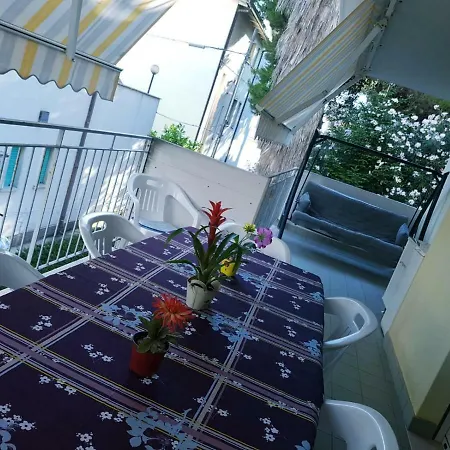 아파트 Nancy House Seconda Fila Mare Una Terrazza Sul Giardino 알바아드리안티카